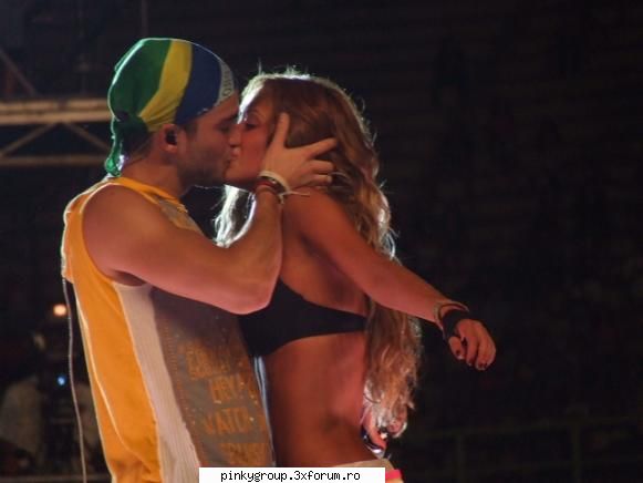 beso con poncho  :rusine: anahi